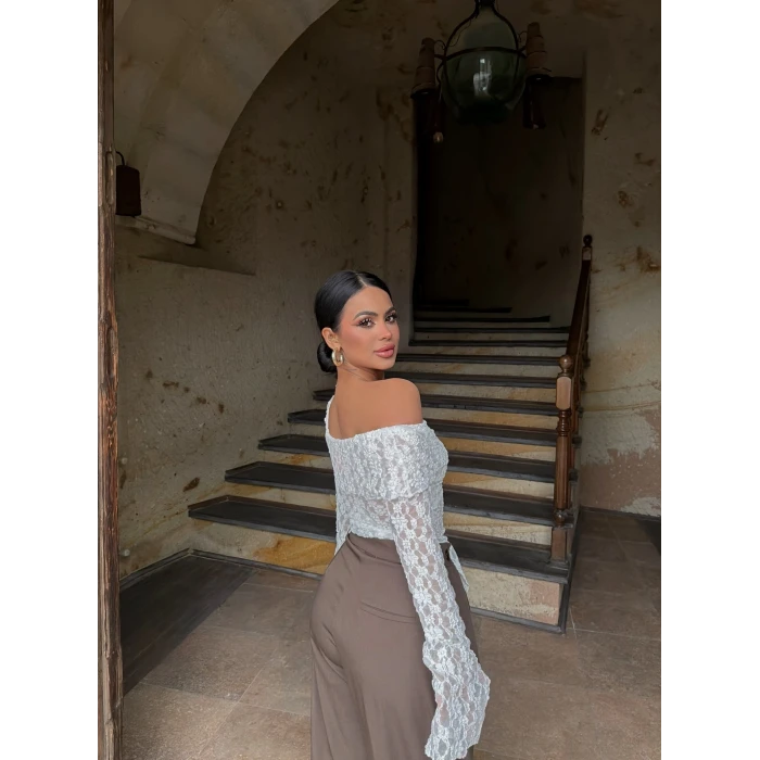 Beyaz Güpürlü Omuz Açık Bluz