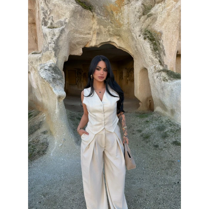 Beyaz Yelekli Pantolon İkili Takım