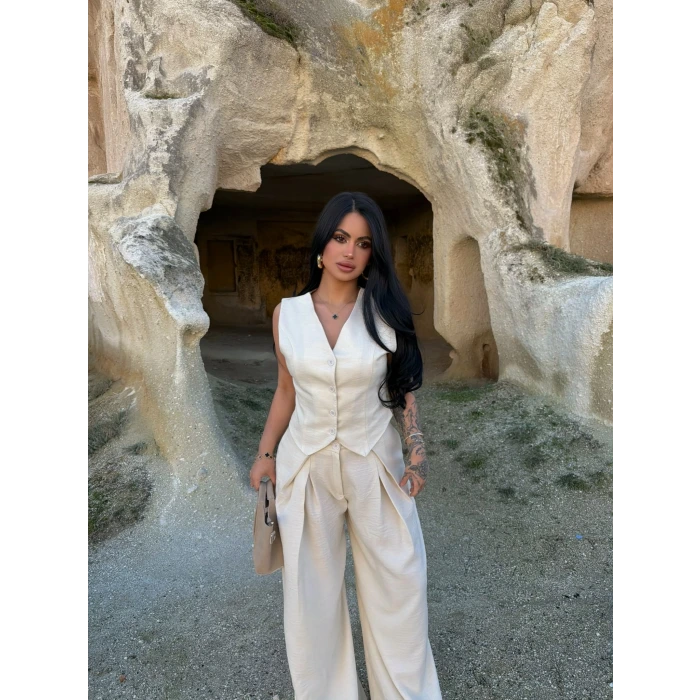 Beyaz Yelekli Pantolon İkili Takım