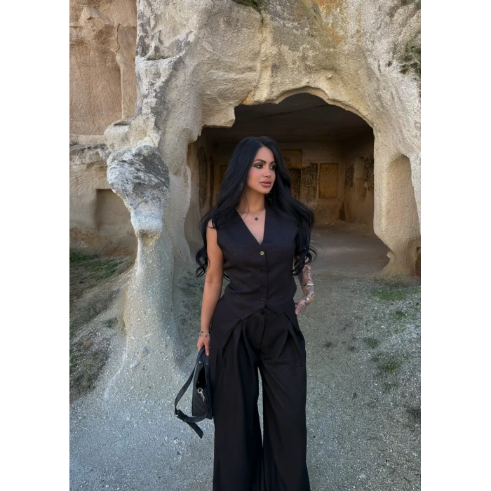 Siyah Yelekli Pantolon İkili Takım