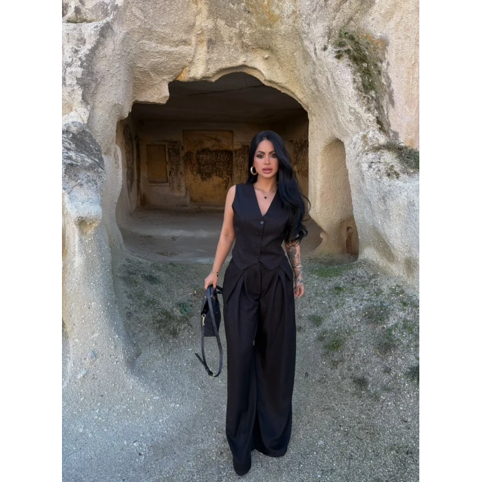 Siyah Yelekli Pantolon İkili Takım