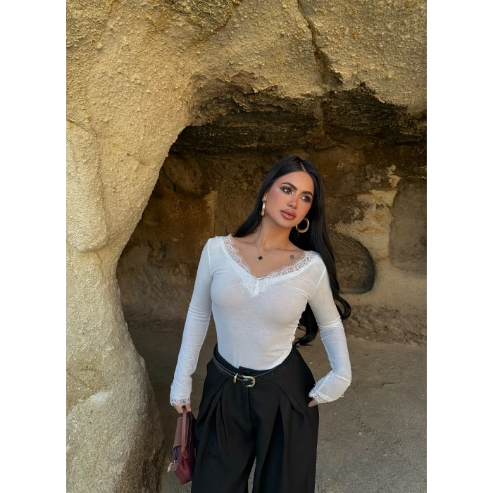 Beyaz Güpürlü Ön Arka V Yaka Bluz