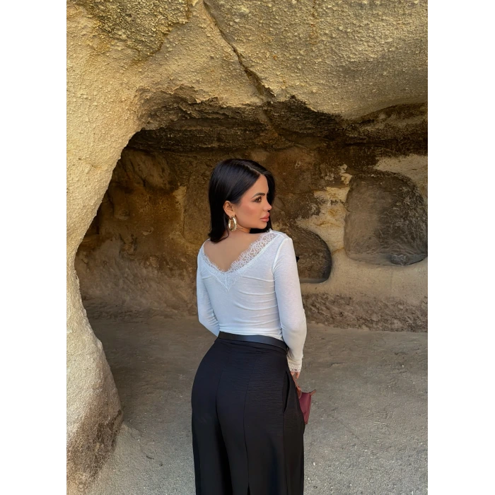 Beyaz Güpürlü Ön Arka V Yaka Bluz