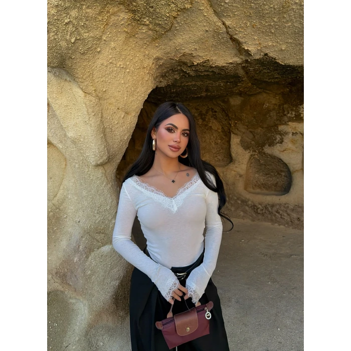 Beyaz Güpürlü Ön Arka V Yaka Bluz