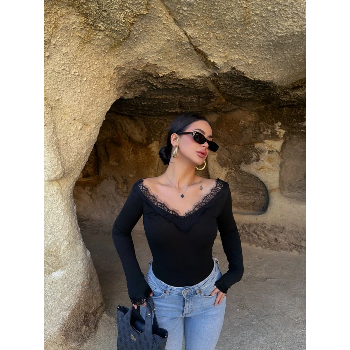 Siyah Güpürlü Ön Arka V Yaka Bluz
