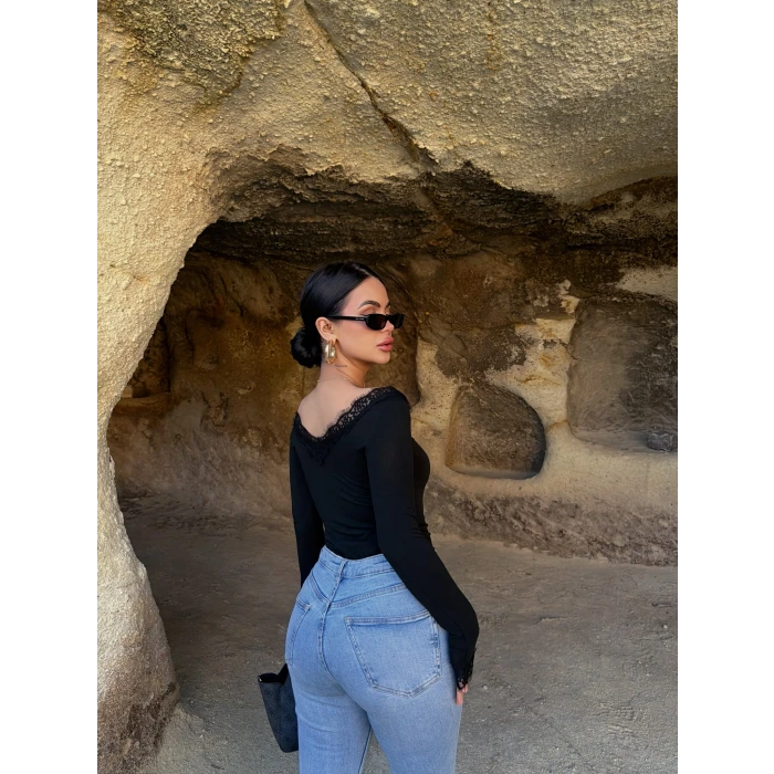 Siyah Güpürlü Ön Arka V Yaka Bluz