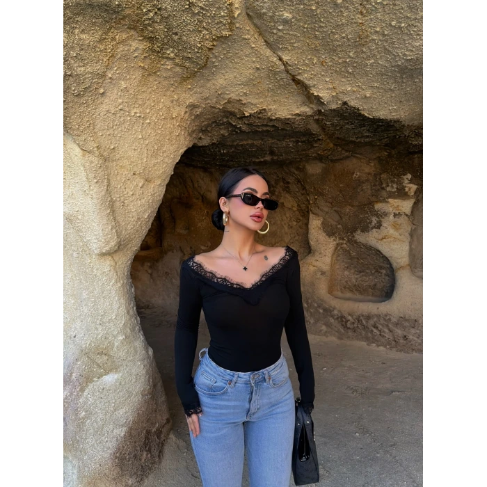 Siyah Güpürlü Ön Arka V Yaka Bluz