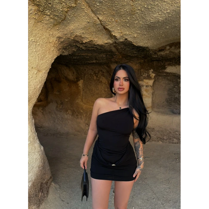 Siyah Aksesuarlı Tek Omuz Elbise