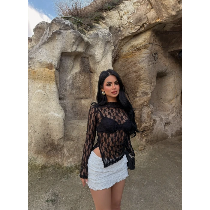 Yan Yırtmaçlı Güpürlü Bluz