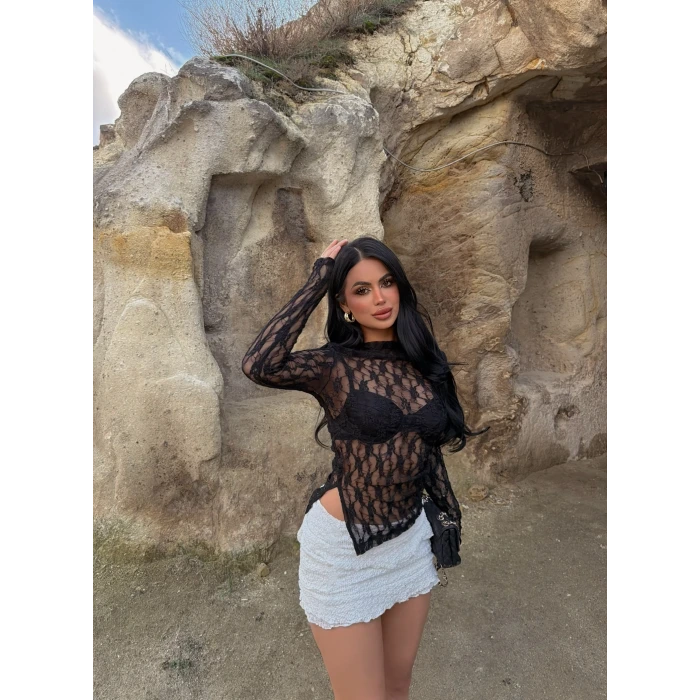 Yan Yırtmaçlı Güpürlü Bluz