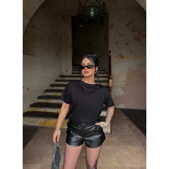 Siyah Sırt V Güpürlü Tişört