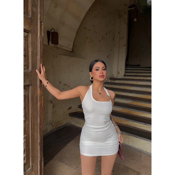 Beyaz Boyundan Geçmeli Tokalı Elbise