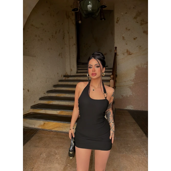 Siyah Boyundan Geçmeli Tokalı Elbise