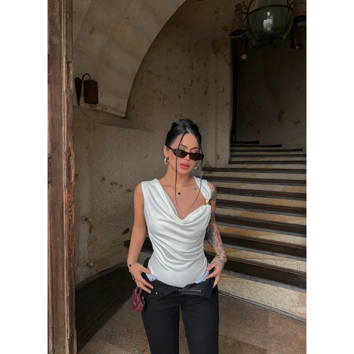 Beyaz Omuz Tokalı Degaje Bodysuit