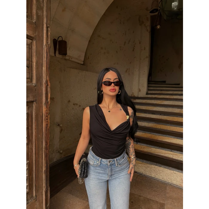 Siyah Omuz Tokalı Degaje Bodysuit