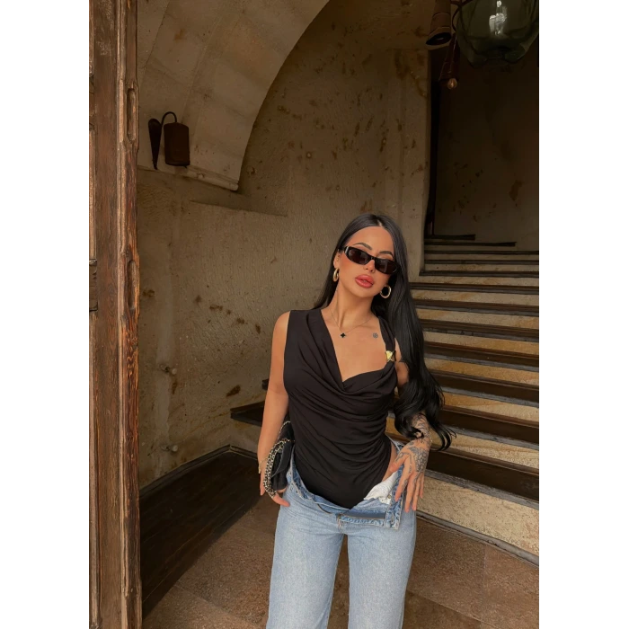 Siyah Omuz Tokalı Degaje Bodysuit