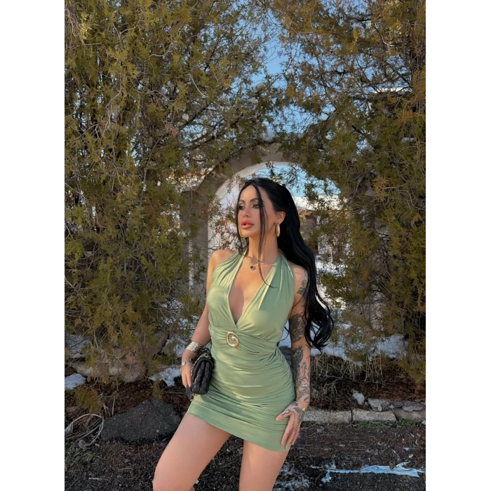 Yeşil Boyundan Bağlamalı Tokalı Elbise