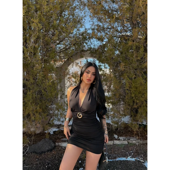 Siyah Boyundan Bağlamalı Tokalı Elbise