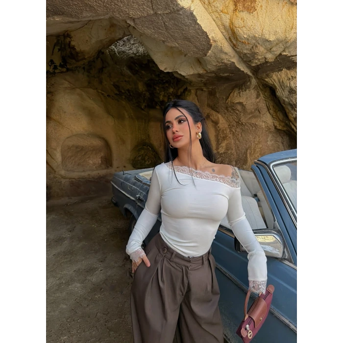 Beyaz Kayık Yaka Güpürlü Bluz