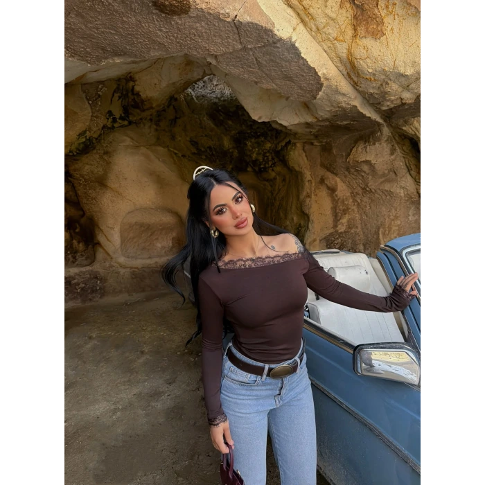 Kahve Kayık Yaka Güpürlü Bluz