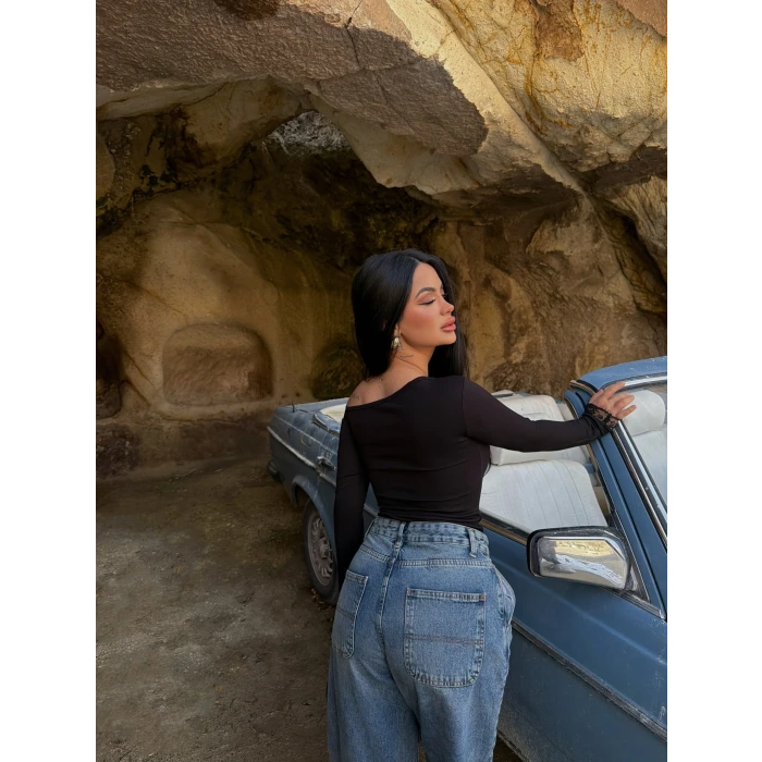 Siyah Kayık Yaka Güpürlü Bluz