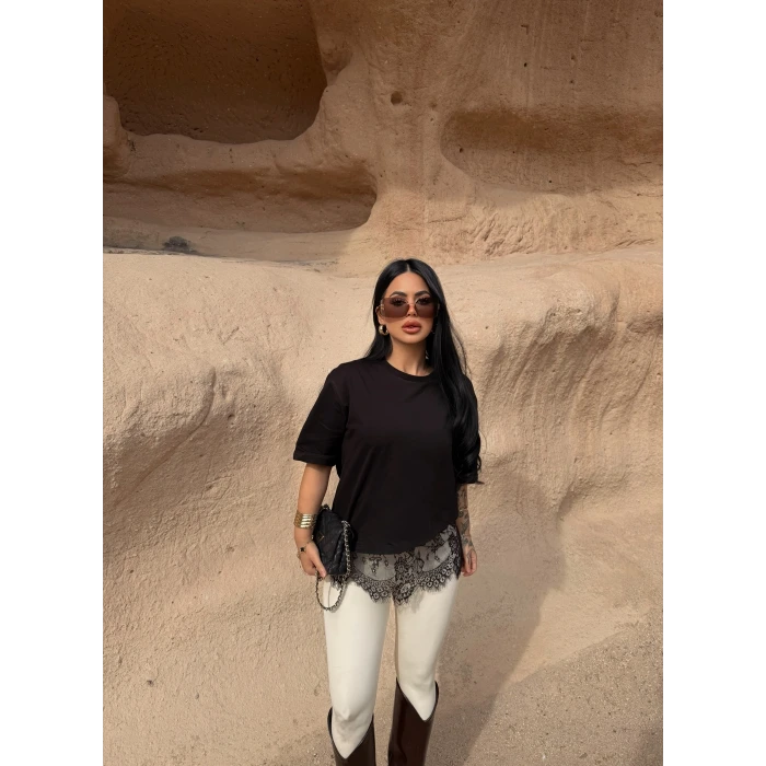 Siyah Eteği Güpürlü Basic Tişört