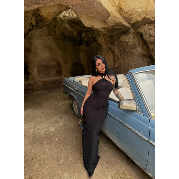 Siyah Yaka Aksesuarlı Maxi Elbise