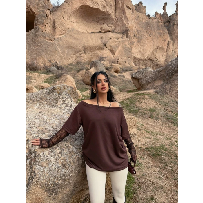 Kahve Kayık Yaka Kolları Güpürlü Tişört