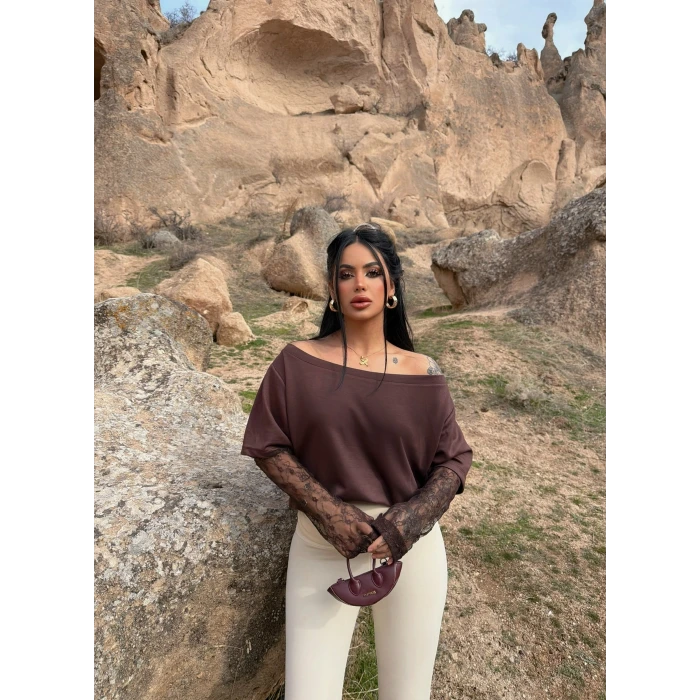 Kahve Kayık Yaka Kolları Güpürlü Tişört