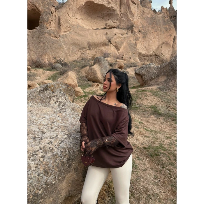 Kahve Kayık Yaka Kolları Güpürlü Tişört