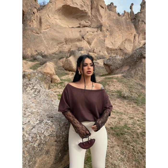 Kahve Kayık Yaka Kolları Güpürlü Tişört