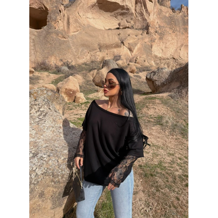 Siyah Kayık Yaka Kolları Güpürlü Tişört