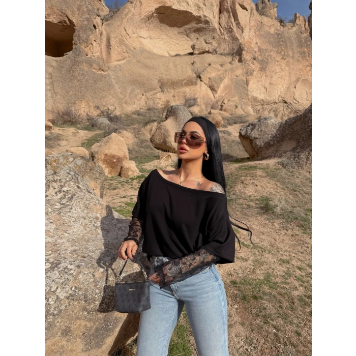 Siyah Kayık Yaka Kolları Güpürlü Tişört
