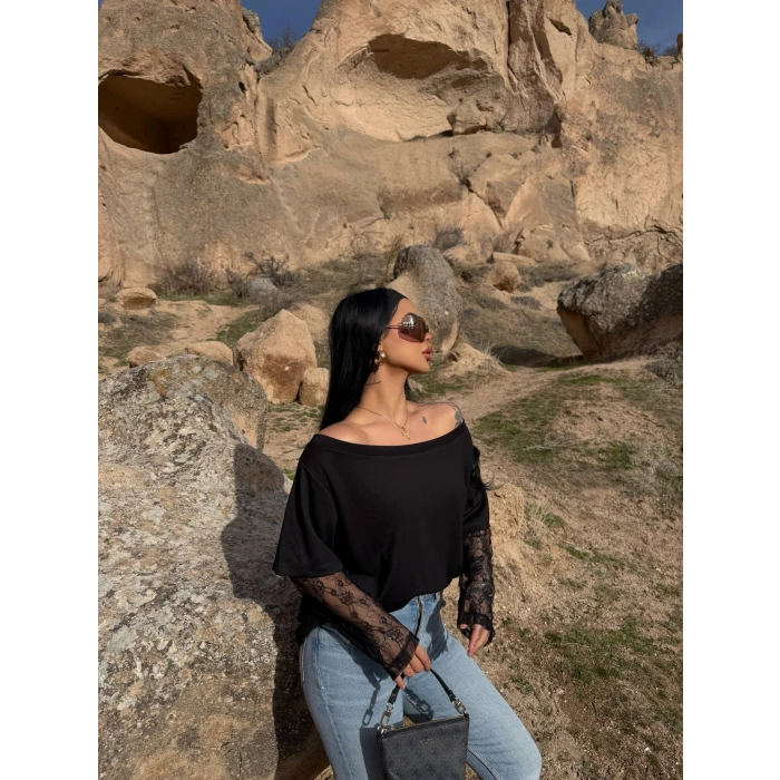 Siyah Kayık Yaka Kolları Güpürlü Tişört