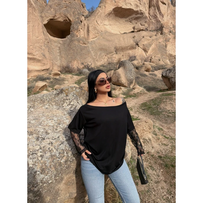 Siyah Kayık Yaka Kolları Güpürlü Tişört