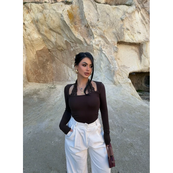 Kahve Boyundan Geçmeli Güpürlü Bluz