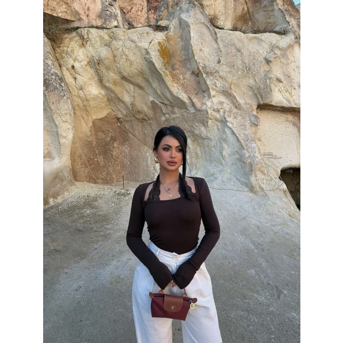 Kahve Boyundan Geçmeli Güpürlü Bluz