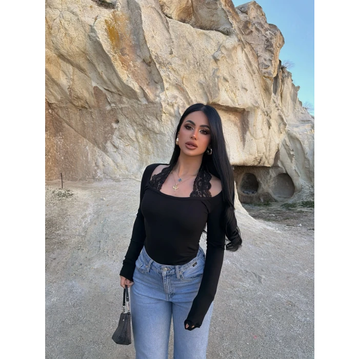 Siyah Boyundan Geçmeli Güpürlü Bluz