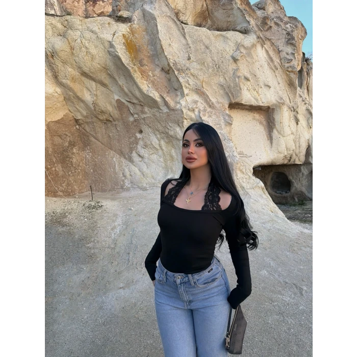 Siyah Boyundan Geçmeli Güpürlü Bluz