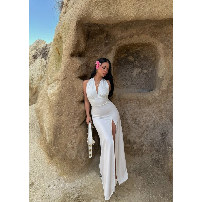 Beyaz Boyundan Geçmeli Yırtmaçlı Elbise