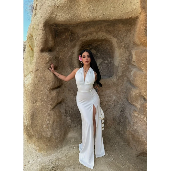 Beyaz Boyundan Geçmeli Yırtmaçlı Elbise