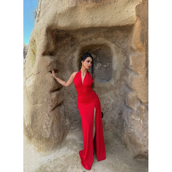 Kırmızı Boyundan Geçmeli Yırtmaçlı Elbise