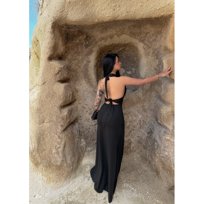 Siyah Boyundan Geçmeli Yırtmaçlı Elbise