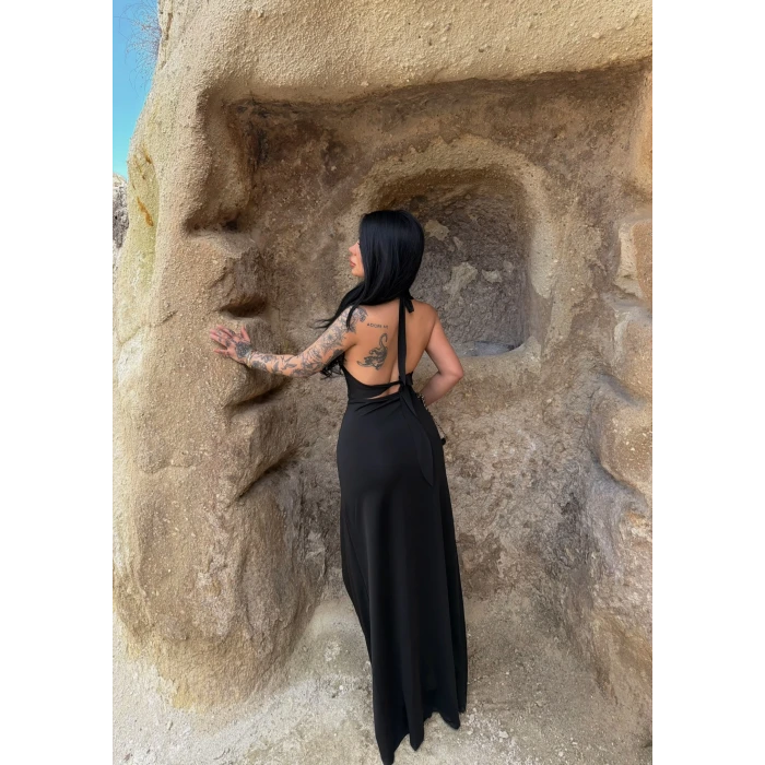 Siyah Boyundan Geçmeli Yırtmaçlı Elbise