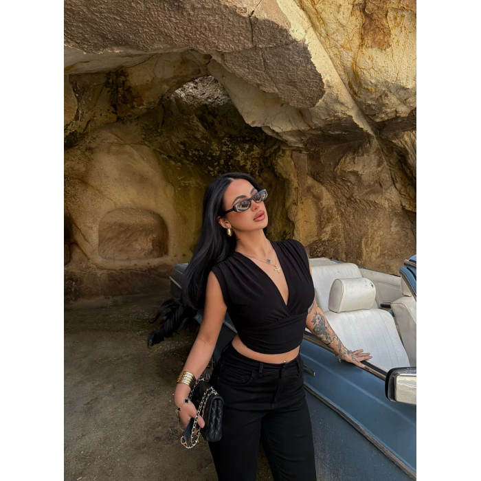 Siyah Ön Çapraz V Crop