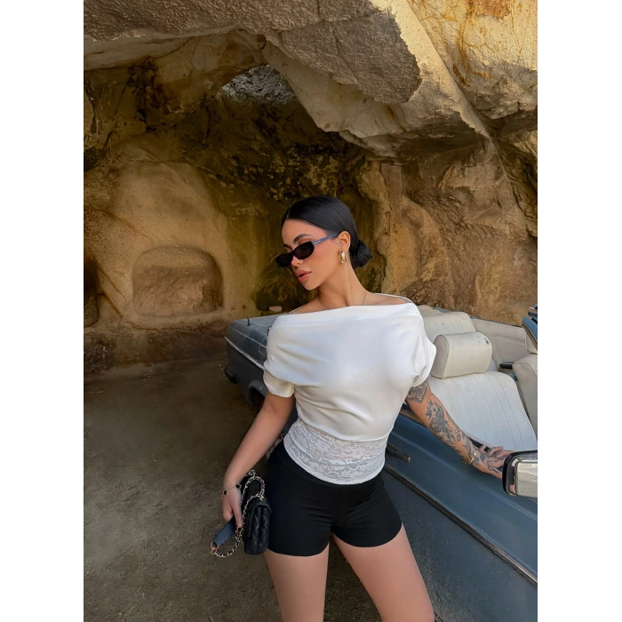 Beyaz Eteği Güpürlü Kayık Yaka Bluz