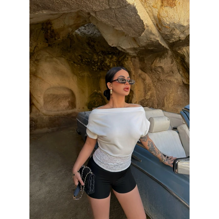 Beyaz Eteği Güpürlü Kayık Yaka Bluz