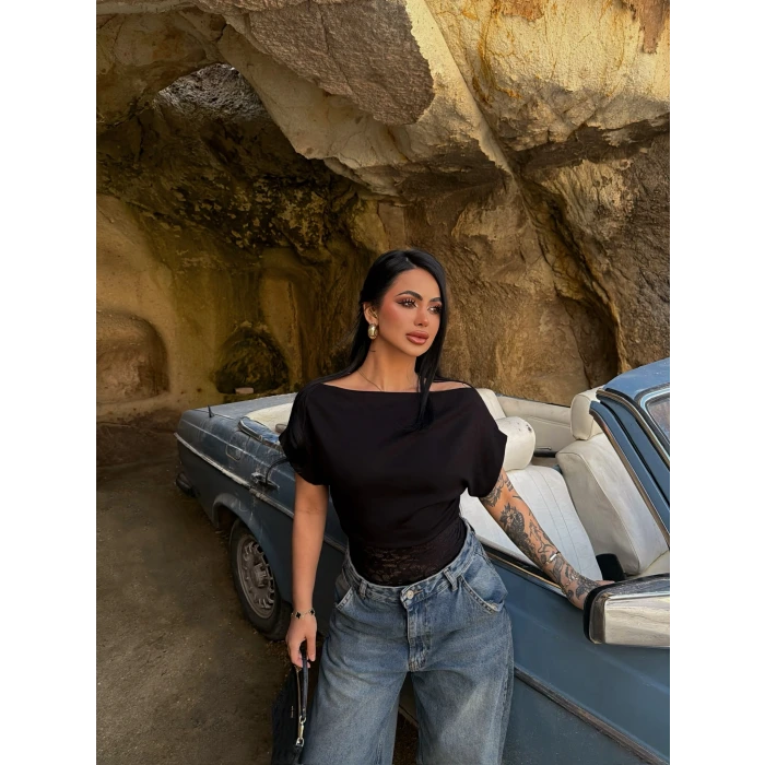 Siyah Eteği Güpürlü Kayık Yaka Bluz