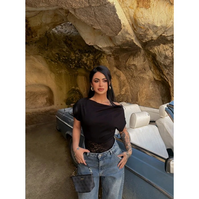 Siyah Eteği Güpürlü Kayık Yaka Bluz