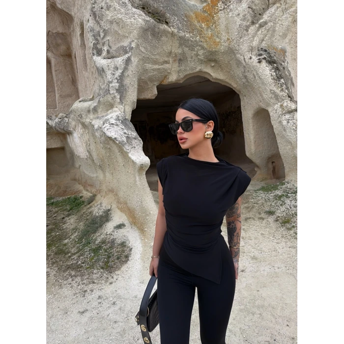 Siyah Vatkalı Pileli Bluz